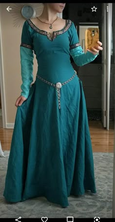 Middle Ages Women Fashion, Medieval Lady In Waiting Dress, Turquoise Medieval Dress, Accurate Medieval Clothing, Medieval Celtic Clothing, 11th Century Clothing Women, Medevil Aesthetic Outfits, Medieval Dress Pattern Free, Celtic Dress Medieval