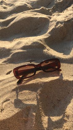 Cooling Glass Aesthetic, Sunglass Photoshoot, Book Recommendation, نظارات شمسية, Summer Pictures