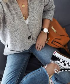 Short Cardigan Outfit, Alex Stedman, Outfits With Grey Cardigan, Winter Cardigan Outfit, Trainers Outfit, How To Wear Sneakers, Cardigan Outfit, Cardigan Outfits, Mode Inspo