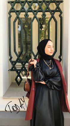 Yearbook Photoshoot, Maroon Outfit, Modern Hijab Fashion, Muslim Fashion Hijab Outfits, Hijabi Fashion Casual, Muslim Fashion Hijab, Hijabi Outfits Casual, Modesty Fashion, Maxi Skirt Dress