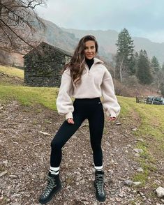 27 Comfy & Easy Fall Camping Outfits That You Need To Recreate! - The Fashionable One Girls Mountain Trip, Cold Hiking Outfit Women, Cold Hiking Outfit, Mountain Hiking Outfit, Alaska Outfits, Hike Outfit, Wander Outfit