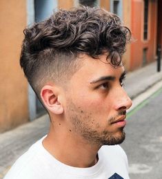 Tousled Curls with High Undercut Fade Mens Short Curly Hairstyles, Undercut Curly Hair, Messy Curly Hair, Men's Curly Hairstyles, Trendy We Fryzurach, Curly Hair Fade, Curly Undercut, Undercut Long Hair