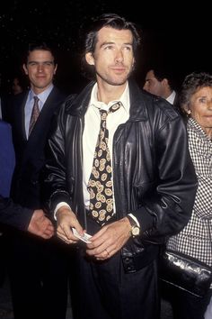 Pierce Brosnan Style, Masc Fashion, Disco Fashion, Outfit 90s, Pierce Brosnan, Film History, Leather Blazer, Pretty Men, Big Boys