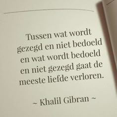 an open book with the words tussenn watt word gezeged en niet bedold en wattt wort beodeled en ner