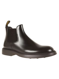 Chelsea leather ankle boot BY DOUCAL`S. Rubber sole; elastic on the sides; tie rod on the back. Kurt Geiger Heels, Tom Ford Handbags, Versace Sweatshirt, Golden Goose Sneakers, Golden Goose Shoes, Gorgeous Bags, Leather Design, Leather Ankle Boots, Brown Boots