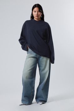 Long Sleeve Baggy Shirt, Long Sleeve Oversized Shirt Outfits, Navy Blue T Shirt Outfit, Baggy Long Sleeve Shirt Outfit, Longsleeves Outfit Polo Women, Navy Blue Tshirt Outfit, Blue Long Sleeve Shirt Outfit, Oversized Long Sleeve Shirt Outfits