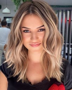 Shoulder-Length Wavy Haircut with Highlights Angled Hair, Womens Haircuts Medium, Hair 2022, Blonde Haircuts, Wavy Haircuts, Midlength Haircuts, Shoulder Length Hair Cuts, Brown Blonde Hair, Mid Length Hair