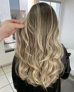 Oásis Cabelo & Arte on Instagram: "Blond Color ✨ Agendamentos e informações pelo WhatsApp (19) 99737-1993 . . . #loira #loiro #loiras #blonde #blondehair #newhair #hairstyle #newhair #haircut #instahair #hair #beleza #sp #sbo #americanasp #santabarbaradoeste #limeira #sumare #piracicaba #novaodessa #campinas #cabelo #oasiscabelos" Brown Roots Blonde Hair, Full Balayage, Blond Color, Ash Brown Balayage, Balayage Ombré, Hair Roots, Brown Balayage, Blonde Hair Inspiration, Beautiful Wigs