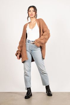 Oversize Cardigan Outfit, Oversized Cardigan Outfit, Cardigan Outfit Spring, Style Doc Martens, Clothes For Cold Weather, Girls Outfit Ideas, Martens Outfit, Oversize Cardigan, Doc Martens Outfit