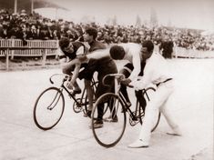 a book cover with an image of men on bicycles in front of a crowd and the words orgulo contra prejucio