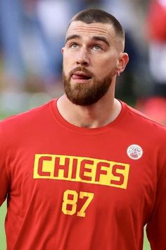 Taylor Swift Boyfriend, Cool Hairstyles For Men, Football Boys, Travis Kelce, Athletic Performance, Athletic Men, Beard Styles, Sport Man, Women's Fitness