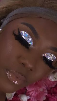 Makeup Looks Silver Glitter, Makeup Looks Silver, Sliver Makeup, Silver Glitter Makeup, Pink Glitter Makeup, Birthday Makeup Looks, Face Beat Makeup, Glitter Makeup Looks