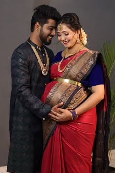 Seemantham Photoshoot Ideas, Maternity Photoshoot Poses In Saree, Traditional Maternity Shoot In Saree, Seemantham Poses With Husband, Seemantham Photo Poses Traditional, Seemantha Photoshoot, Maternity Photography Saree Poses, Meternati Photo Shoot Ideas, Maternity Photoshoot Indian