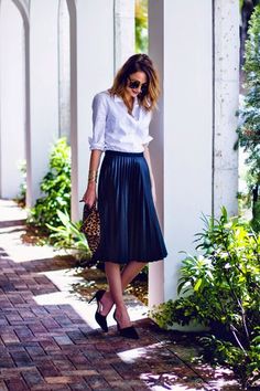 Ideas de trajes de trabajo de primavera (4) Stile Casual Chic, Spring Work Outfits, Black Pleated Skirt, Casual Work Outfits