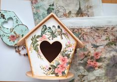 Base con pintura a la tiza de color  durazno con blanco.
Las láminas con pajaritos y flores. Decoupage Vintage, Birdhouse, Little House, Bird Houses, Bird House, Wood Projects, Decoupage, Outdoor Decor, Wood