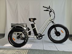 an electric bike is shown on display in front of a white backdrop with black spokes