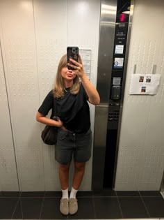 Summer Fits Conservative, Summer Cosy Outfits, August Outfits Women 2023, Birks Outfit Summer, Summer Outfits Birkenstocks, Black Jorts Fit, Demin Shorts Outfits, Bostons Outfit, Boston Birks Outfit