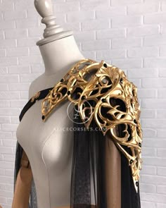 Fantasy Medieval Outfit, Fantasy Royal Clothing, Armor Shoulder, Shoulder Accessories, Fantasy Accessories, Medieval Outfit, Gold Armor, Royal Clothes, Shoulder Piece