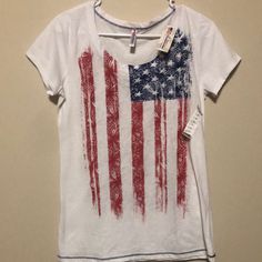 Nwt Green-Source Americana American Flag Tee Shirt. Size Small. Blue Trim At Bottom. Excellent Condition. Swiftly Tech Short Sleeve, Womens Black Shorts, White Crewneck, American Flag Shirt, Top Shirt Women, Vintage Burberry, Blue Trim, Flag Shirt, Pink Tops