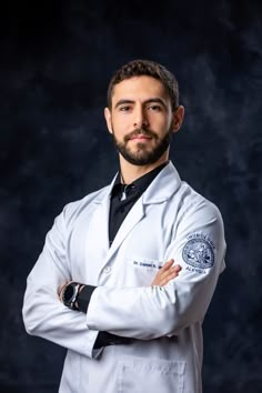 Doctor Portrait Photography, Doctor Poses Photography, Scientist Pose Reference, Doctors Pictures, Scientist Photoshoot, Doctor Photoshoot Ideas, Doctor Poses, Doctor Headshots, Medical Photoshoot