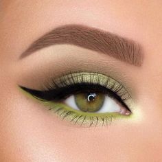 Perfect 40+ Green Eyeshadow Looks Ideas #eyemakeup ,  #eyemakeup #eyeshadow #green #ideas #looks #perfect Makeup Quiz, Green Eyeshadow Look, Make Up Kits, Makeup Nude, Make Up Designs, Smokey Eye Tutorial, White Makeup, Glitter Eye