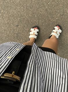 Hermes White Sandals Outfit, Casual Date Night Outfit Summer, Dinner Outfits Summer, Summer Dinner Outfit, Comfy Summer Outfits, Casual Date Night Outfit, Date Night Outfit Summer, Date Outfit Summer, All Black Fashion