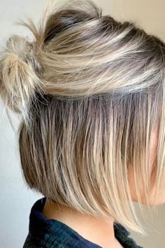 Short Hair Bun, Easy Bun Hairstyles, Short Hair Trends, Hairdos For Short Hair, Best Short Haircuts, Penteado Cabelo Curto, Half Up Hair, Short Bob Hairstyles, Short Hair Cuts For Women