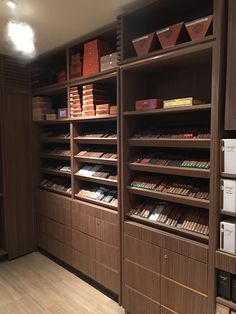 Room Desine, Enclosed Balcony, Whiskey Room, Home Bar Rooms, Homestead Ideas, Man Stuff, Bar Room, Humidor, Men's Casual Style