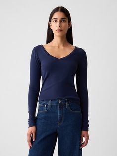 Gap Tops For Everyday Fall Wear, Everyday Gap Tops For Fall, Gap Everyday Tops For Fall, Gap Everyday Fall Tops, Casual Elastane T-shirt For Fall, Blue V-neck Elastane Top, Gap V-neck Tops For Fall, Casual V-neck Top By Gap, Petite Size