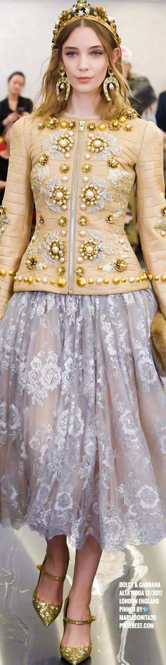 Dolce & Gabbana Haute Couture London 12/2017 Dolce Gabbana Alta Moda, High Fashion Couture, Types Of Girls, Italian Fashion Designers, Vogue Fashion, Fashion 2018, Fashion House, Fashion Shows, Celebrity Fashion