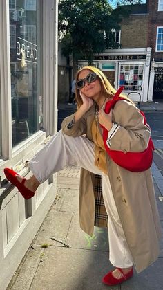 Adding red accents can elevate any outfit ❤️ #trenchcoat #red #whiteskirtoutfit #popofred #casualsummeroutfit #summerootd #ootd #redshoes #summeraesthetic #falloutfit #cozyoutfit #winteroutfit #redpurse #transitionoutfit #falloutfit #redballetflats #maryjanes #ballerinas Looks Street Style, Coat Outfits, Red Outfit, 가을 패션, Autumn Outfit, Looks Style, Mode Inspiration, Red Shoes