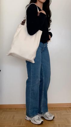 Spring outfits 2023 | Spring outfit ideas | Outfit Ideen Frühling 2023 | Summer Outfits 2023 | Europe Summer outfits | Europe Summer fashion | Outfit Ideen Sommer | Outfit inspo | Sofia Richie style | Sofia Richie Outfit | Matilda Djerf style | Minimalistic | Casual chic | Casual outfits | Scandinavian style outfit | scandinavian street style | Scandinavian fashion | instagram photo ideas | aesthetic pictures | aesthetic pics | New Balance 530 | Dad sneaker | New Balance 530 outfits | Sommer Outfit Inspo, New Balance 550 Shoes, Shoes Women Outfit, New Balance 530 Outfit, Sneaker Outfits Women, New Balance Style, New Balance Outfit, Oufits Casual, Balance Sneakers