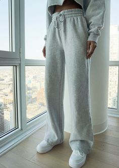 // s w e a t p a n t Loose Sweatpants Outfit, Cargo Sweatpants Outfit, Wide Leg Sweatpants Outfit, Straight Leg Sweatpants Outfit, Gray Sweatpants Outfit, Outfit Ideas For School, Boyfriend Sweatpants, Black Leggings Outfit