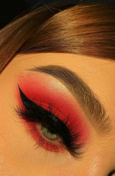 Glamour Eyeshadow, Red Eyeshadow Makeup, Teknik Makeup, Eyeshadow Basics, Devil Makeup, Halloweenský Makeup, Make Up Designs, Tutorial Eyeshadow, Dead Makeup