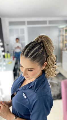 Coleta alta ondulada con trenzas delanteras Intricate Hairstyles, Hair Job, Half Up Wedding Hair, Pony Hairstyles, Stunning Hairstyles, Graduation Hairstyles, Alternative Hair, Penteado Cabelo Curto, White Velvet