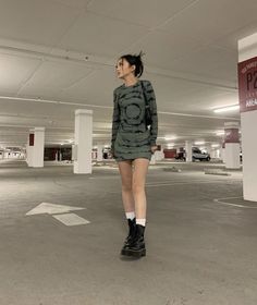 Shoes And Dress Outfit, Outfit Botas, Streetwear Dress, Streetwear Fashion Women, Pinterest Outfits, Doc Martens, Korean Outfits