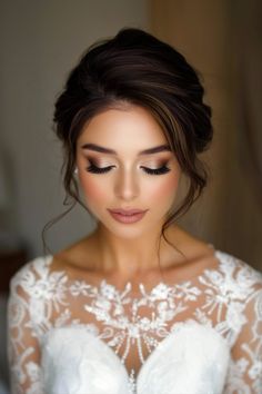 Soft wedding makeup is the perfect blend of elegance and subtlety, designed to enhance a bride's natural beauty while ensuring she looks radiant on her special day. Wedding Day Makeup For Hazel Eyes, Wedding Makeup Bride Brown Eyes, Wedding Makeup For Brown Eyes White Skin, Brides Wedding Makeup, Guess Wedding Makeup, Fall Bride Wedding Makeup, Wedding Makeup Contour, Natural Glam For Wedding, Wedding Makeup For Fall