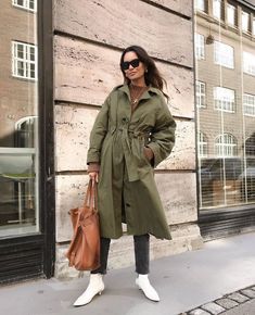 Outfits For Traveling, Holiday Travel Outfit, Friday Outfit For Work, Dark Green Coat, Trench Outfit, Outfits Fo, Simple Fashion Outfits, Khaki Trench, Khaki Trench Coat