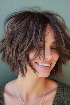 Fransiger Bob: 50+ freche, kurz stufige Frisuren - hairtastic.de Shaggy Bob Hairstyles, Growing Out Hair, Short Choppy Haircuts, Short Hair Waves, Messy Short Hair, Short Bob Haircuts, Hair Clothes, Hair Waves, Bobs Haircuts