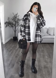 Mode Ulzzang, Midsize Outfits, Mirror Picture, Simple Fall Outfits, Plaid Shacket, Winter Fashion Outfits Casual, Cold Outfits, Looks Black, Dressy Dresses