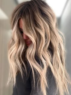 Balayage Smudge Root, Embracing Natural Hair Color, Beach Blonde Ombre, Linen Blonde Hair, Beach Blonde Balayage, Beach Balayage, Dirty Blonde Hair Ideas, Blond Beige, Natural Dark Blonde