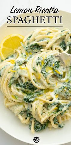 Top view of a creamy ricotta spaghetti with spinach and lemon. Spinach Dinner Recipes, Spaghetti Squash Recipes Vegan, Lemon Ricotta Pasta, Pasta Recipes Video, Spinach Pasta Recipes, Pasta Spinach, Ricotta Spinach, Pasta With Spinach, Vegetarian Pasta Recipes