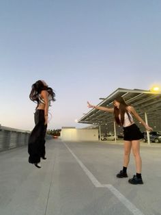 #aesthetic #besties #teenager #hgs #summer #cute #girls  🎀💗 Photos Bff, Friendship Photoshoot, Summer Picture Poses, Photo Recreation