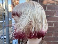 Pink Hair Placement, Unique Hair Dye Ideas Blonde, Foxtail Hair Color, Dyed Tips Short Hair, Hairdye Ideas Short Hair, Weird Hair Colors, Bleached Hair Ideas, Dip Dyed Hair, Multicolor Hair