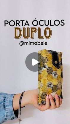 a person holding up a cell phone case in front of a white background with the words, porta oculos duplo @ immabele