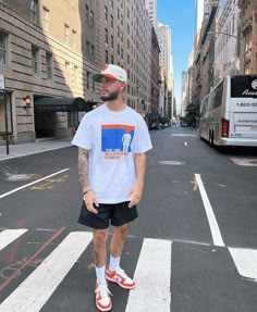 Dunks And Shorts Outfit Men, Air Max 90 Branco, Crew Socks Outfit, Shorts Outfit Men, Men With Cap, White Shoes Outfit, White Sneakers Outfit, Sports Fashion Men, Mens Shorts Outfits