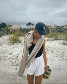 Casual Beach Trip Outfits, California Coastal Clothes, Casual Beach Town Outfits, Coastal Trip Outfits, Lake Fall Outfits, Living By The Beach Outfits, Cool Beach Weather Outfits, Cold Beach Trip Outfits, Chill Beach Aesthetic Outfits