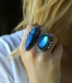 Labradorite rings. I need to get some like these. Gold Jewelry Gift, Jewelry Advice, Jewelry Drawing, Unusual Jewelry, Labradorite Jewelry, Silver Jewelry Rings, Creative Jewelry, Magpie, Boho Rings