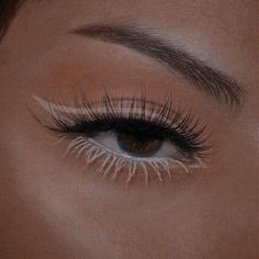 Silver Wing Eye Makeup, White Makeup Aesthetic, Eyeliner Inspiration, Cute Eye Makeup, Swag Makeup, Eye Makeup Pictures, Makijaż Smokey Eye, Eye Makeup Designs, Dope Makeup