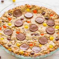 a cookie pie with candy and cookies in it